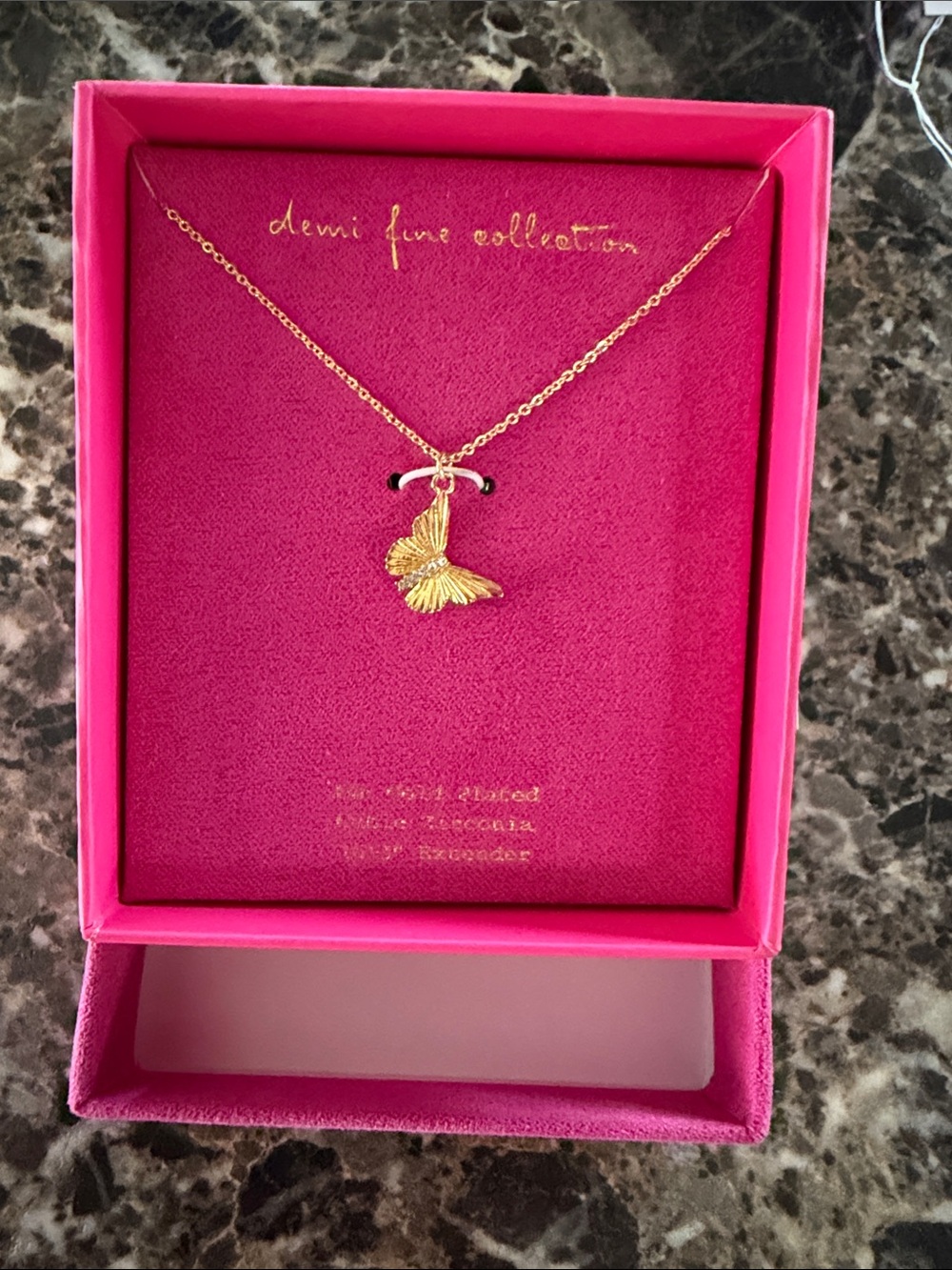Butterfly necklace 14k gold
Plated cubic zirconia NWT
